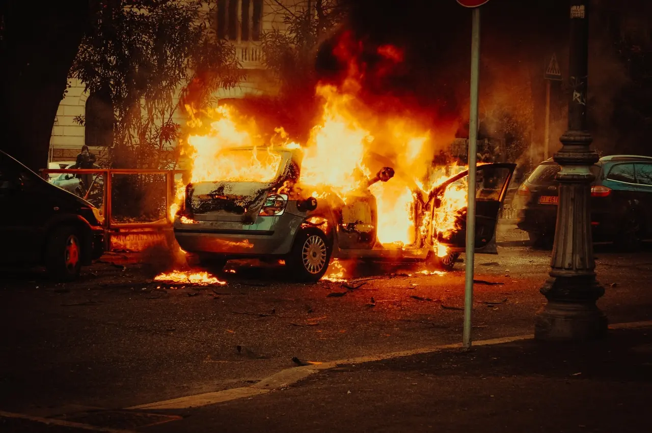 car caught fire - fixmycar.pk
