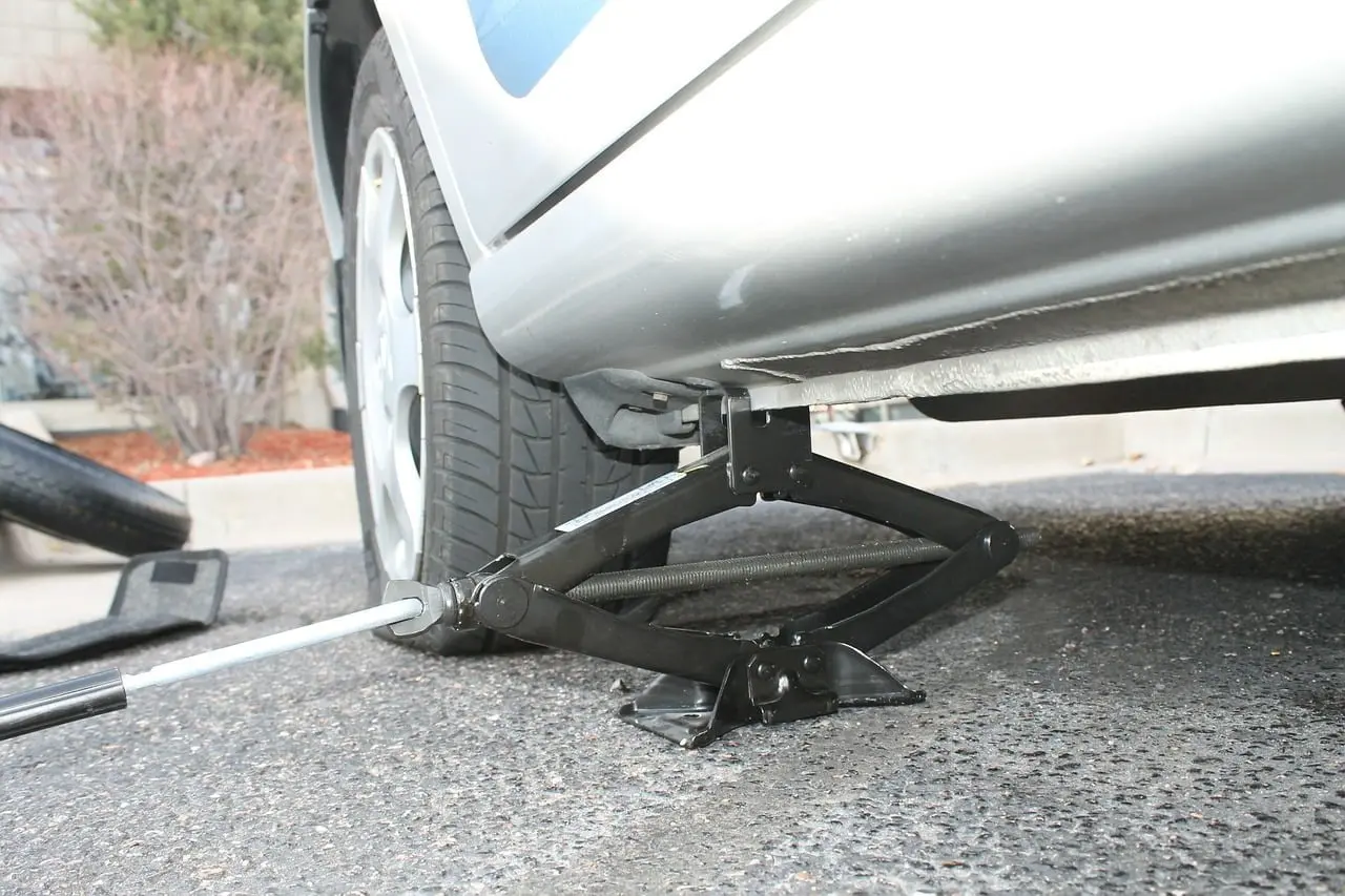 car tyre change - fixmycar.pk